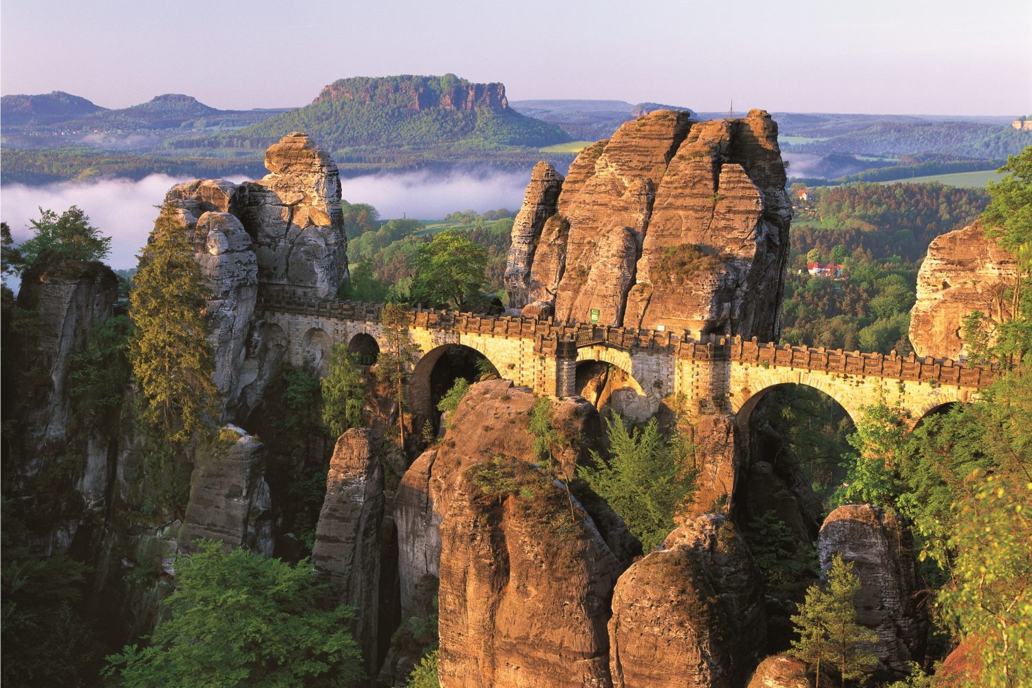 02-Skalní-most-Bastei-v-Saském-Švýcarsku-foto-Z.-Patzelt